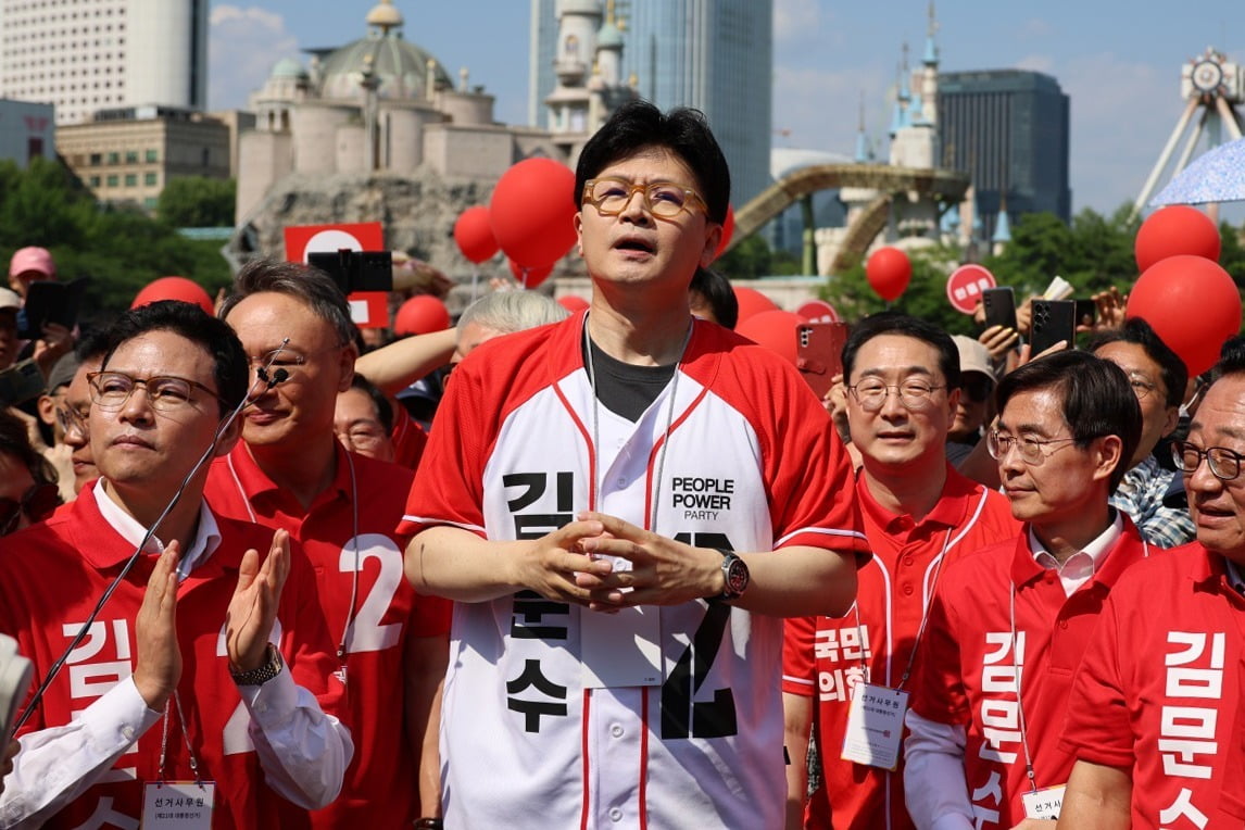국민의힘 토토사이트 운영자 공소시효 전 대표가 25일 서울 송파구 일대에서 김문수 대선 후보 지원유세에 나서고 있다.  [토토사이트 운영자 공소시효 전 대표 측 제공] 사진=연합뉴스