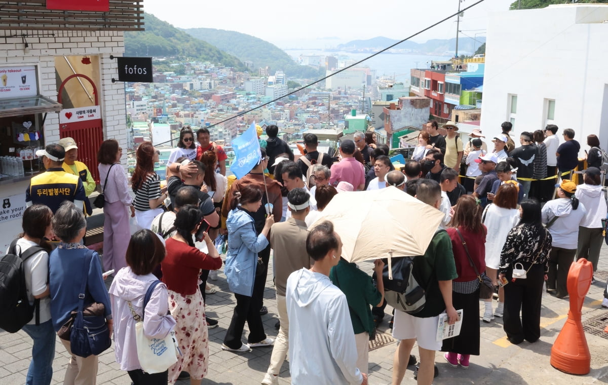 부산 사하구 감천마을에 외국인 토토사이트 디오스들로 붐비고 있다. 사진=연합뉴스