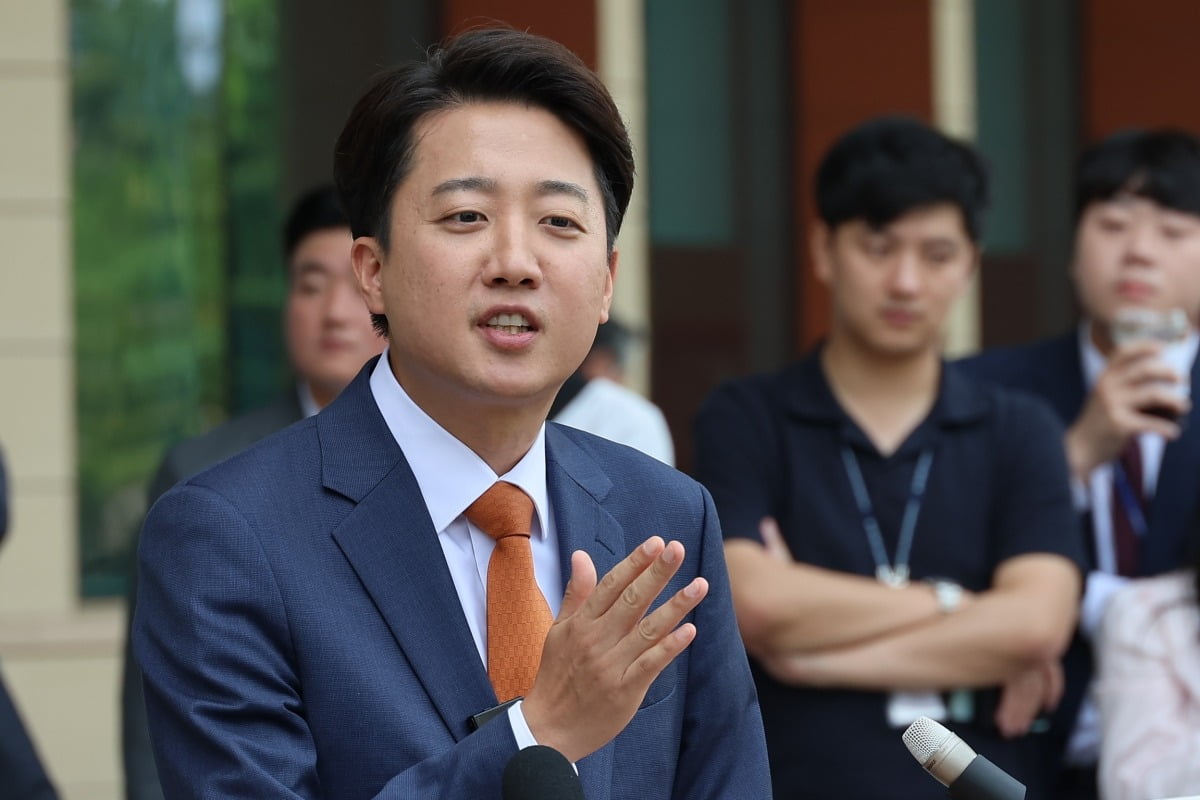 개혁신당 이준석 대선 후보가 27일 서울 여의도 국회에서 국민의힘 김문수 후보와의 단일화에 대한 거부 입장을 거듭 밝힌 뒤 취재진의 질문에 답하고 있다. /사진=연합뉴스