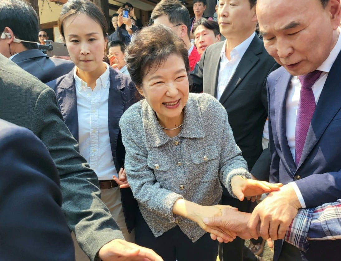 박근혜 전 대통령이 27일 오후 모친 육영수 여사의 충북 옥천 생가를 찾아 지지자들과 악수하고 있다./사진=연합뉴스