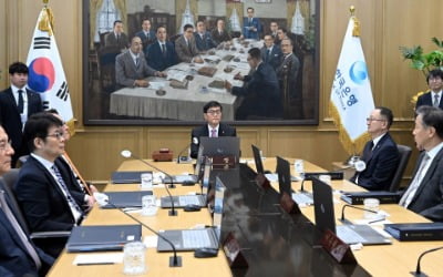 [속보] 한은, 올해 성장률 전망치 1.5→0.8% 하향 조정