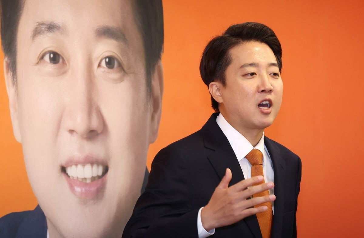 개혁신당 이준석 대통령선거 후보가 29일 국회에서 긴급기자회견을 열고 TV 토론회에서 여성 신체에 대한 표현으로 논란이 되고 있는 것과 관련해 입장을 밝힌 뒤 취재진의 질문에 답변하고 있다. /사진=연합뉴스