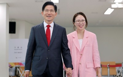 딸 손 잡고 투표한 김문수 "이재명 아들? 후보한테 할 말도 많아서" [대선 현장]