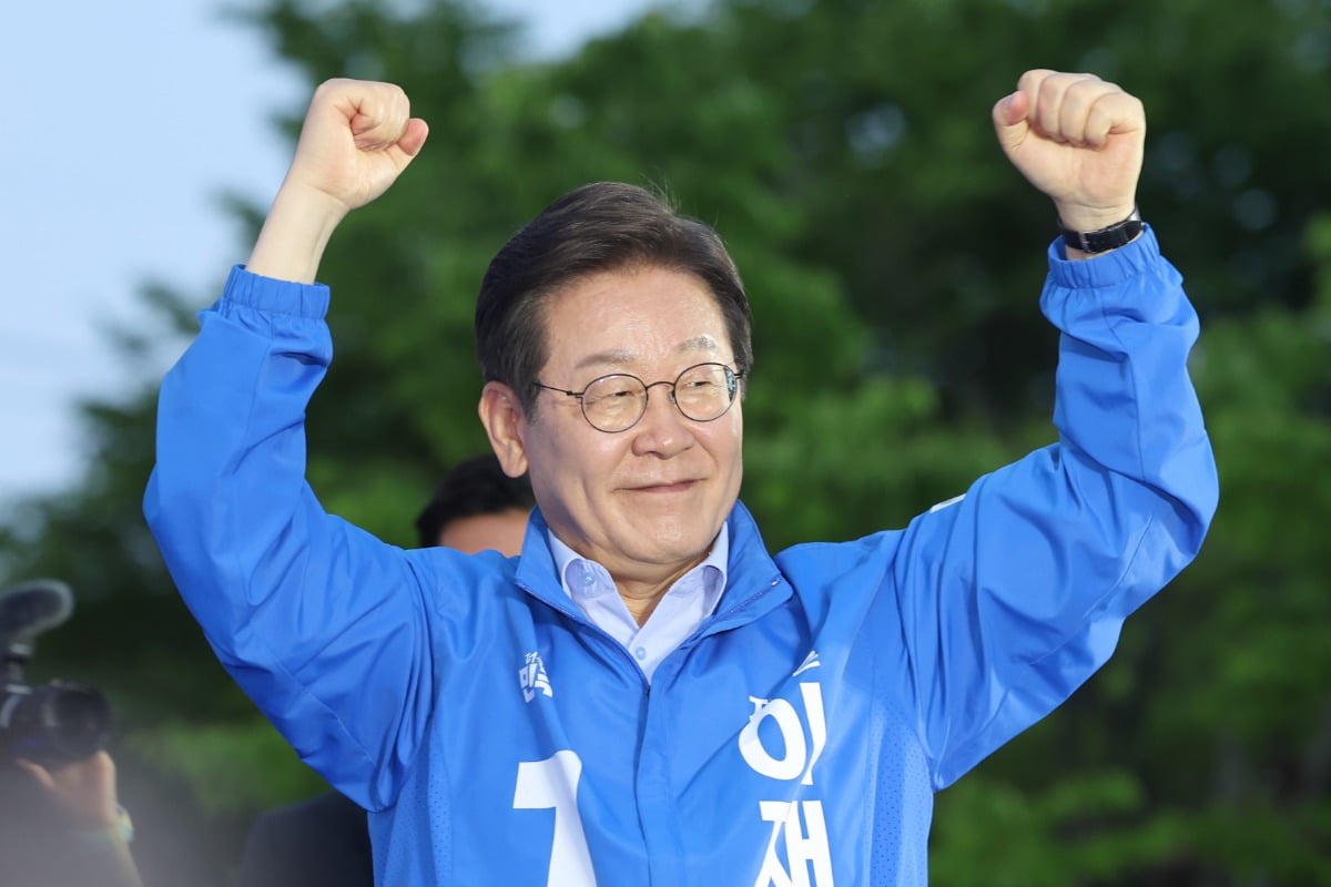 이재명 더불어민주당 대선 후보가 지난 30일 충북 충주시 충주체육관 시계탑광장에서 유세를 마친 뒤 시민들에게 인사하고 있다. 연합뉴스
