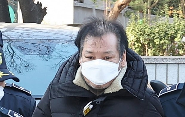 불법 정치자금 수수 혐의를 받는 '건진법사' 전성배 씨가 4월 19일 오전 서울 양천구 서울남부지방법원에서 열린 영장실질심사(구속 전 피의자심문)에 출석하고 있는 모습. 사진=연합뉴스
