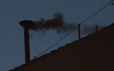 바티칸 굴뚝에 '검은 연기'…콘클라베 첫날 교황 선출 불발