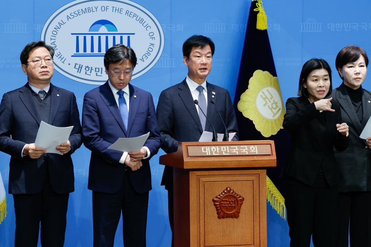 박균택 더불어민주당 의원이 지난달 25일 서울 여의도 국회 소통관에서 기자회견을 하고 있다. 뉴스1