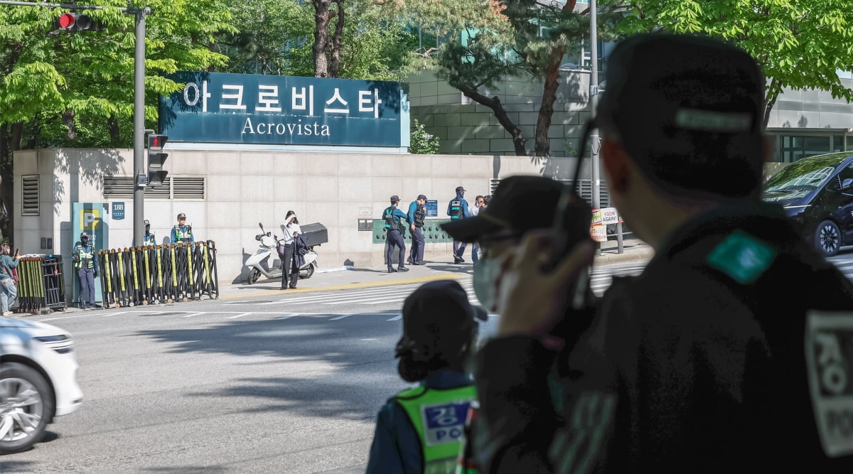 윤석열 전 대통령 부부와 무속인 '건진법사' 전성배 씨 사이의 의혹과 관련해 검찰이 30일 실시한 서초동 사저와 코바나콘텐츠 사무실에 대한 압수수색이 약 6시간 만에 종료됐다. 사진은 같은 날 오후 서울 서초구 아크로비스타 앞 모습. 사진=뉴스1