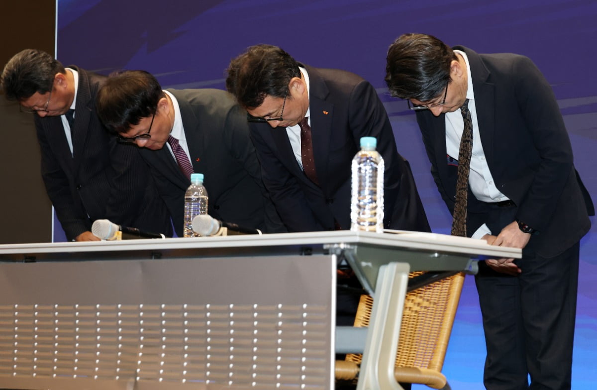 유영상 SK텔레콤 대표이사(오른쪽 두번째)를 비롯한 경영진 2일 오전 서울 중구 SK텔레콤 T타워에서 열린 사이버 침해 관련 일일 브리핑에서 유심(USIM) 정보 해킹 사고와 관련해 고개 숙여 사과하고 있다. 사진=뉴스1