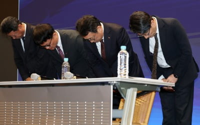 고개 숙인 SKT "유심 물량 부족 죄송"…2주 뒤엔 공급 전망 [이슈+]