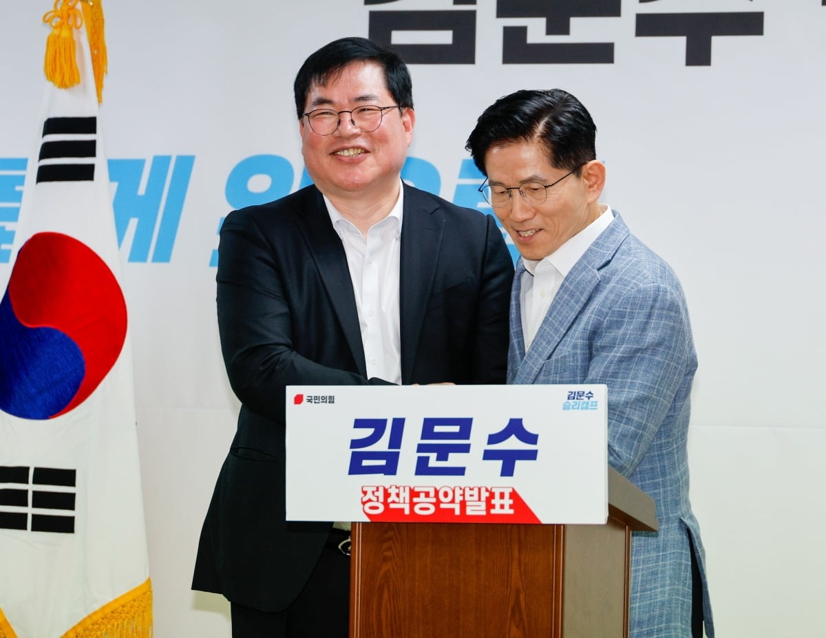 유동규 전 성남도시개발공사 본부장이 2일 서울 여의도 김문수 국민의힘 대선 경선 후보 캠프를 찾아 김 후보와 손을 맞잡고 있다. 사진=뉴스1