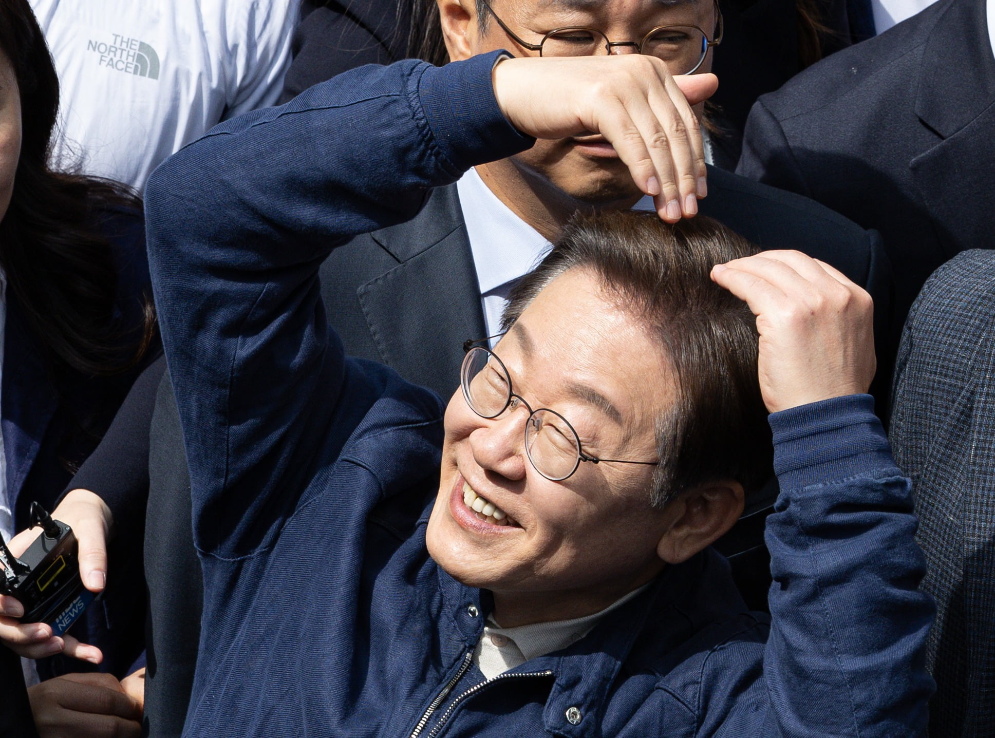  접경벨트편'에 나선 이재명 더불어민주당 대통령 후보가 2일 오전 강원 화천군 화천공영버스터미널 인근에서 지지자들을 향해 하트를 그려보이고 있다. 사진=뉴스1