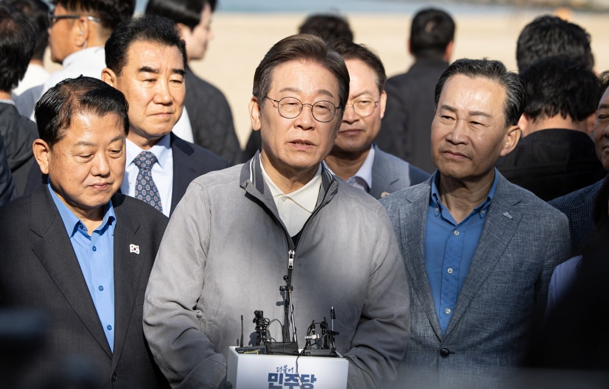 이재명 더불어민주당 대통령 후보가 3일 오후 강원 삼척시 삼척해수욕장에서 시민들과 인사를 나눈 후 백브리핑을 하고 있다. 뉴스1