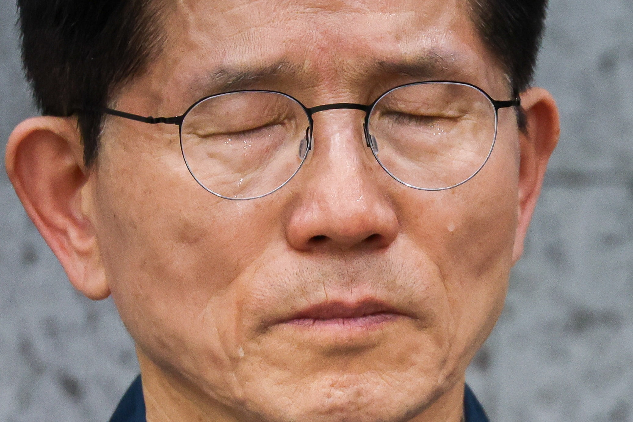 김문수 국민의힘 대통령 후보가 4일 오후 경기 포천시 한센인 정착마을인 장자마을 행복나눔터를 방문해 주민 편지 낭독을 들으며 토토사이트 panda을 흘리고 있다. 사진=뉴스1