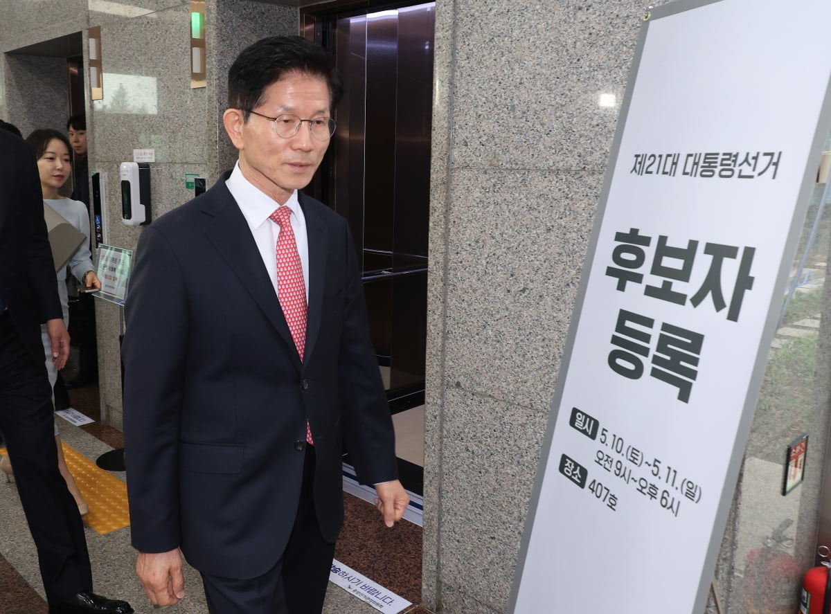토토사이트 위치 국민의힘 대통령 후보가 11일 오전 경기도 과천 중앙선거관리위원회에서 제21대 대통령 선거 후보 등록을 마친 뒤 자리를 뜨고 있다./ 사진=뉴스1