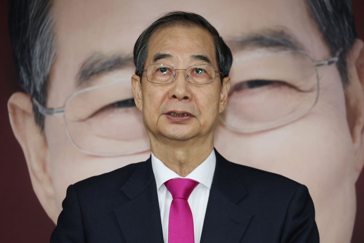 국민의힘 대선후보로 등록했던 토토사이트 위치 전 국무총리가 11일 오전 서울 여의도 캠프 사무실에서 기자회견을 열고 국민의힘 대통령 후보 변경을 위한 당원 투표가 부결된 것과 관련해