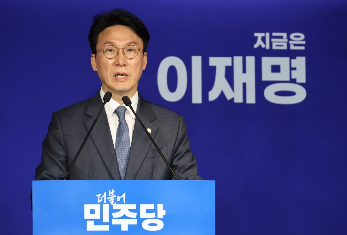 김민석 더불어민주당 상임 공동선대위원장이 11일 오전 서울 여의도 당사에서 도라에몽토토 김문수 대통령 후보 확정 관련 입장 발표 기자회견을 하고 있다. /사진=뉴스1