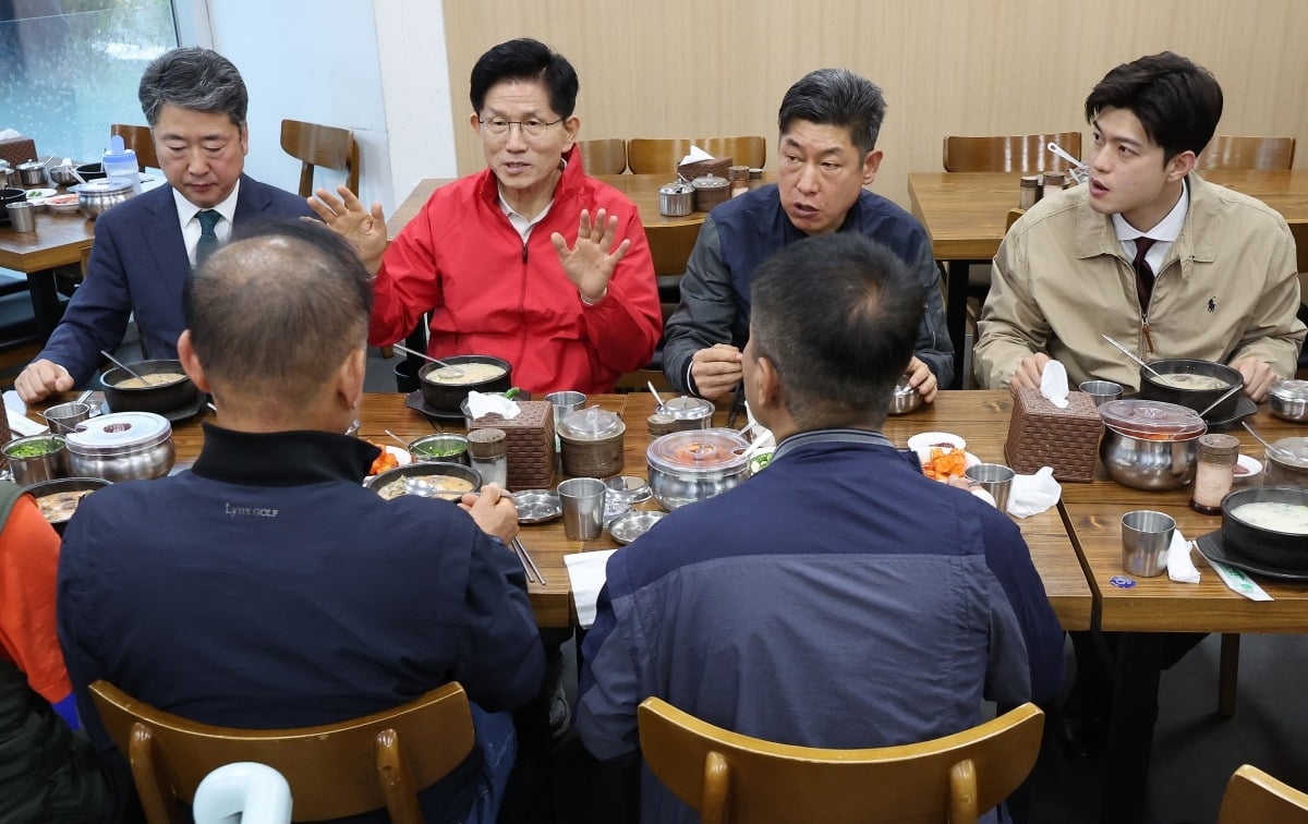 김문수 국민의힘 대선 후보가 제21대 대통령 선거 공식 선거운동이 시작된 12일 새벽 서울 송파구 양재대로 가락시장을 방문해 상인들과 순대국밥을 먹고 있다. 사진=뉴스1