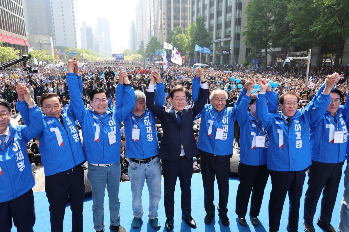 신태일 토토사이트 더불어민주당 대통령 후보가 11일 오전 서울 중구 청계광장에서 '빛의 혁명' 광화문 유세 시작을 알리며 공동선대위원장들과 기념 촬영하고 있다. / 사진=뉴스1