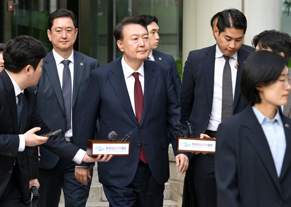 윤석열 전 대통령이 12일 오전 서울 서초구 중앙지방법원에서 열린 내란 우두머리 혐의, 직권남용 권리행사방해 혐의 사건 3차 공판을 마치고 법원을 나서는 모습. /사진=뉴스1