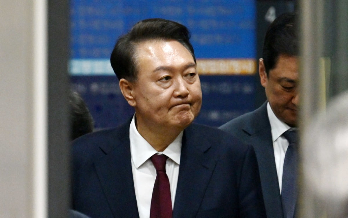 12·3 비상계엄 사태와 관련해 내란 우두머리 혐의 등으로 기소된 윤석열 전 대통령이 12일 서울 서초구 서울중앙지방법원에서 열린 3차 공판을 마친 뒤 법원을 나서는 모습. /사진=뉴스1