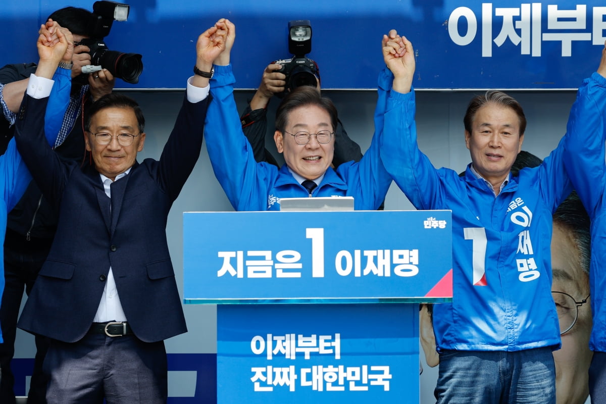 이재명 더불어민주당 대통령 후보가 선거운동 이틀째를 맞은 13일 오전 집중 유세를 위해 경북 구미역 광장을 찾아 권오을 국민대통합위원장, 장세용 전 구미시장 등과 지지를 호소하고 있다. 뉴스1