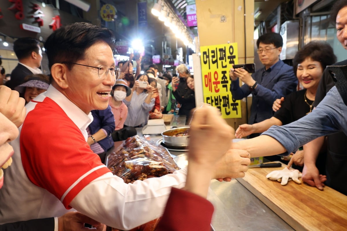 토토사이트 그리스 주소 국민의힘 대통령 후보가 선거운동 이틀째를 맞은 13일 울산 남구신정시장을 찾아 상인들과 인사를 나누고 있다. 사진=뉴스1