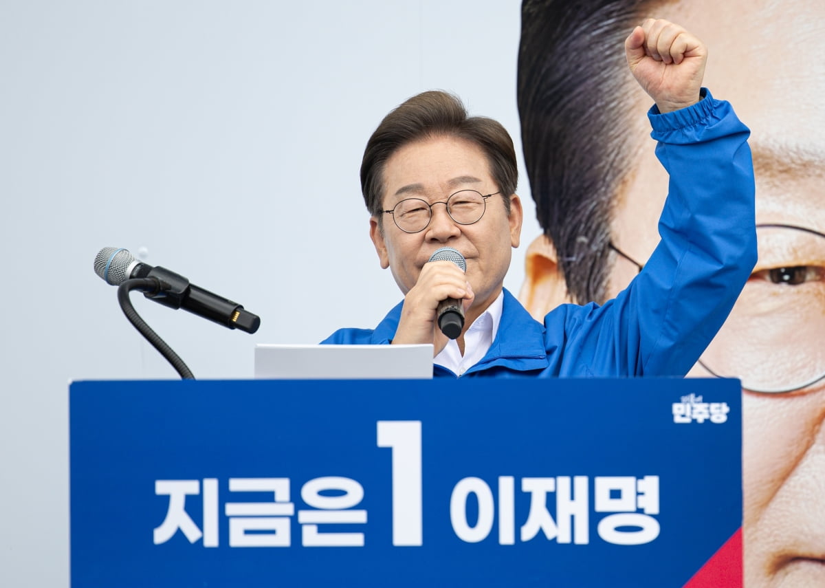 이재명 더불어민주당 대통령 후보가 16일 오전 전북 익산시 익산역 동부광장에서 시민들에게 지지를 호소하고 있다. 사진=뉴스1