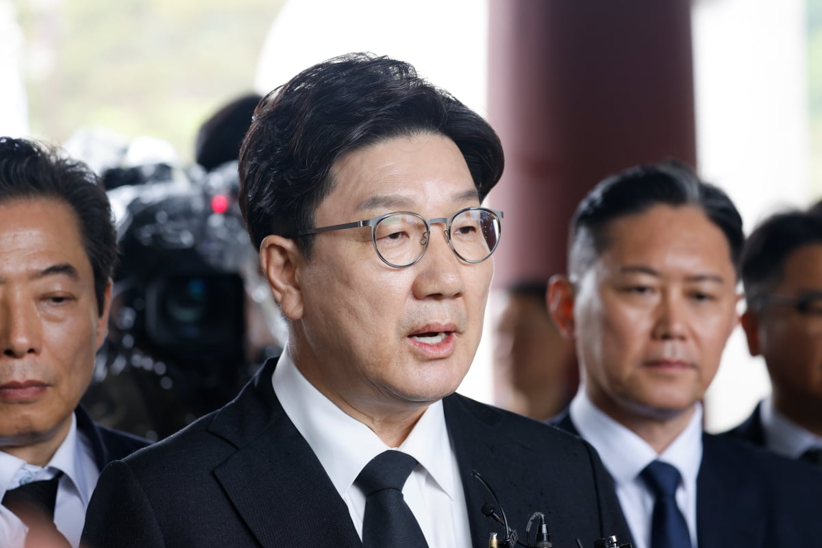 와이즈 토토 국민의힘 원내대표가 16일 오후 광주 북구 운정동 국립5·18민주묘지를 찾아 참배 후 민주의문 앞에서 기자들 질문에 답하고 있다. 사진=뉴스1