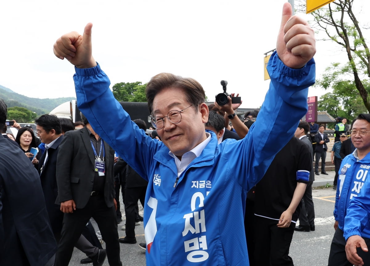 더불어민주당 이재명 대선 후보가 시민들에게 인사하고 있다. 사진=뉴스1
