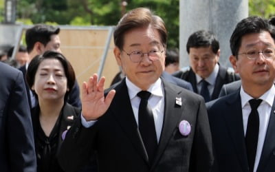 이재명 당선 이후 재판, 49% "계속해야" vs 47% "중단해야" [입소스·한경 여론조사]