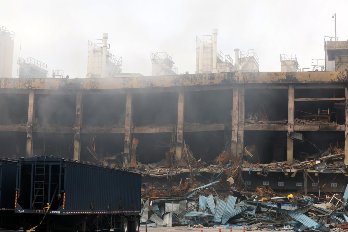  금호타이어 광주공장 화재 사흘째인 19일 오전 광주 광산구 소촌동 금호타이어 광주공장 화재 현장에 연기가 피어오르고 있다./사진=뉴스1