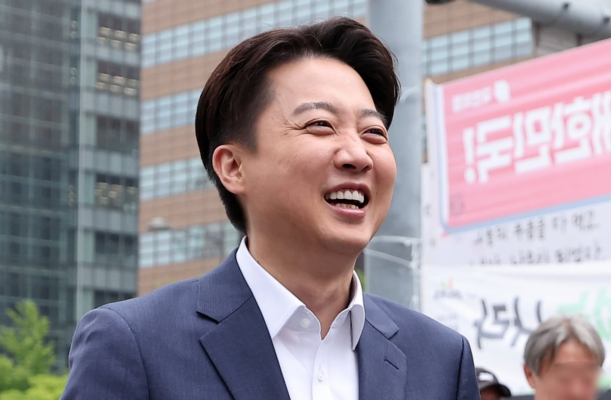 이준석 토토사이트 슈퍼맨 대통령 후보가 19일 오전 서울 종로구 광화문광장 이순신 동상 앞에서 기자회견을 마친 후 웃음짓고 있다. / 사진=뉴스1
