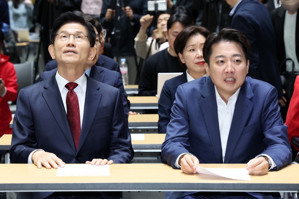 김문수 국민의힘 대통령 후보(왼쪽)와 토토사이트 라운더스 개혁신당 대통령 후보가 19일 오전 서울 중구 서울시청에서 열린 '약자와 동행하는 서울 토론회'에 참석해 나란히 앉아 있다. 사진=뉴스1
