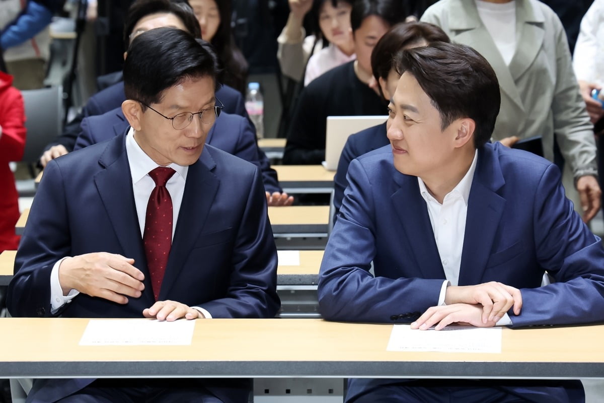 김문수 국민의힘 대통령 후보(왼쪽)와 토토사이트 라운더스 개혁신당 대통령 후보가 19일 오전 서울 중구 서울시청에서 열린 '약자와 동행하는 서울 토론회'에 참석해 나란히 앉아 있다. 사진=뉴스1