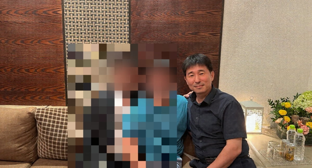 더불어민주당은 19일 윤석열 전 대통령의 내란 우두머리 혐의 재판을 담당하고 있는 지귀연 서울중앙지법 부장판사의 goal 토토사이트 접대 의혹과 관련한 사진을 공개했다.노종면 민주당 중앙선거대책위원회 대변인이 이날 서울 여의도 당사에서 공개한 사진에는 지 판사가 지인 2명과 함께 동석한 모습이 담겨 있었다. / 사진=민주당 제공