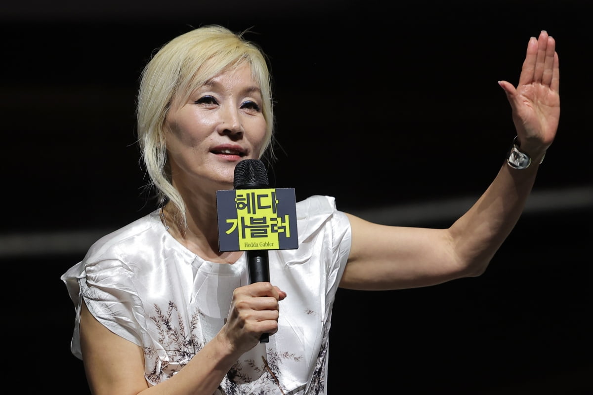 주인공 '헤다' 역을 맡은 배우 이혜영이 19일 오후 서울 중구 명동예술극장에서 열린 국립극단 연극 '헤다 가블러' 기자간담회에서 발언하고 있다./사진=뉴스1