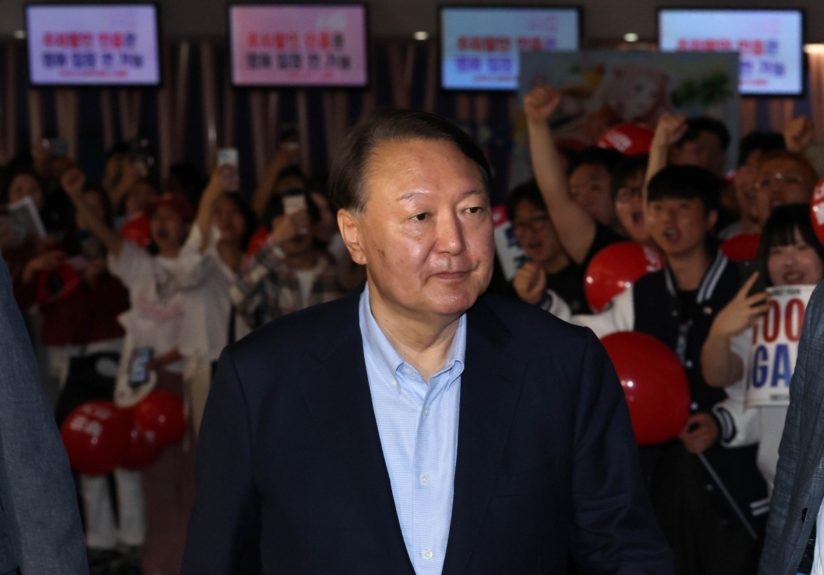윤석열 전 대통령이 21일 오전 서울 메가박스 동대문에 영화 ‘부정샬롬토토, 신의 작품인가’ 관람을 위해 들어서고 있다. / 사진=뉴스1