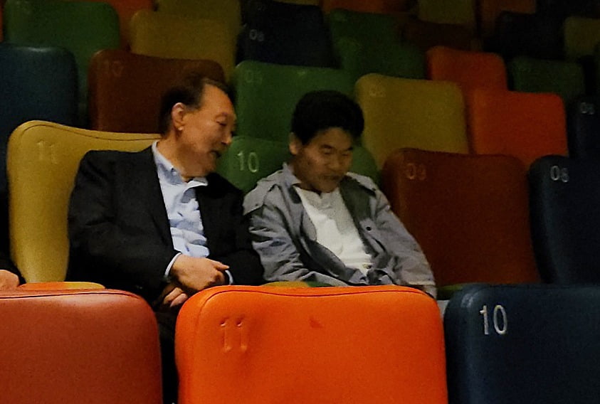 윤석열 전 대통령과 전직 한국사 학원 강사 전한길(오른쪽)이 21일 오전 서울 메가박스 동대문에서 토토사이트 주인공 ‘부정선거, 신의 작품인가’ 관람을 앞두고 대화를 나누고 있다./사진=뉴스1