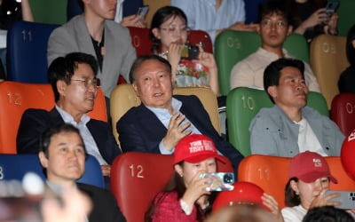 尹, '부정선거 의혹 다큐' 본 뒤 "좋았다"…관람하며 박수도