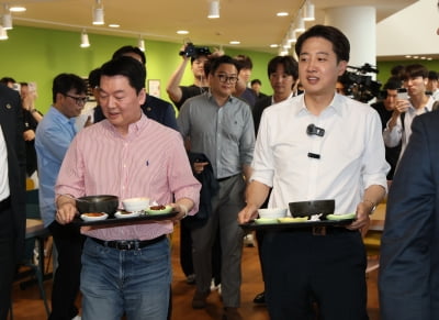 '청바지 입은' 안철수, 이준석 '학식 행사장' 급히 쫓아갔더니…