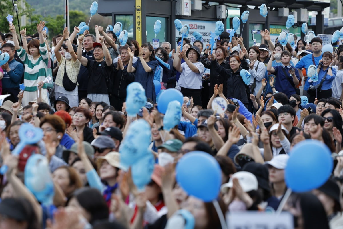 라오스 스포츠토토 더불어민주당 대통령 후보가 사흘째 수도권 표심잡기에 나선 21일 인천 계양구 계양역 유세현장에서 지지자들이 이 후보의 연설에 환호하고 있다. 뉴스1