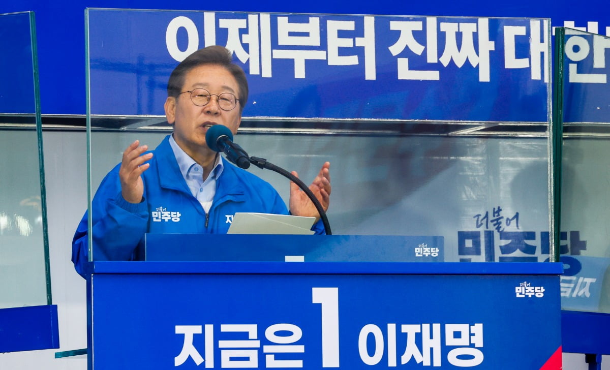 라오스 스포츠토토 더불어민주당 대통령 후보가 사흘째 수도권 표심잡기에 나선 21일 오후 자신의 지역구인 인천 계양구 계양역을 찾아 유세하는 가운데 이 후보의 방탄 유리에 김문수 국민의힘 후보 현수막이 반사되어 비치고 있다, 뉴스1