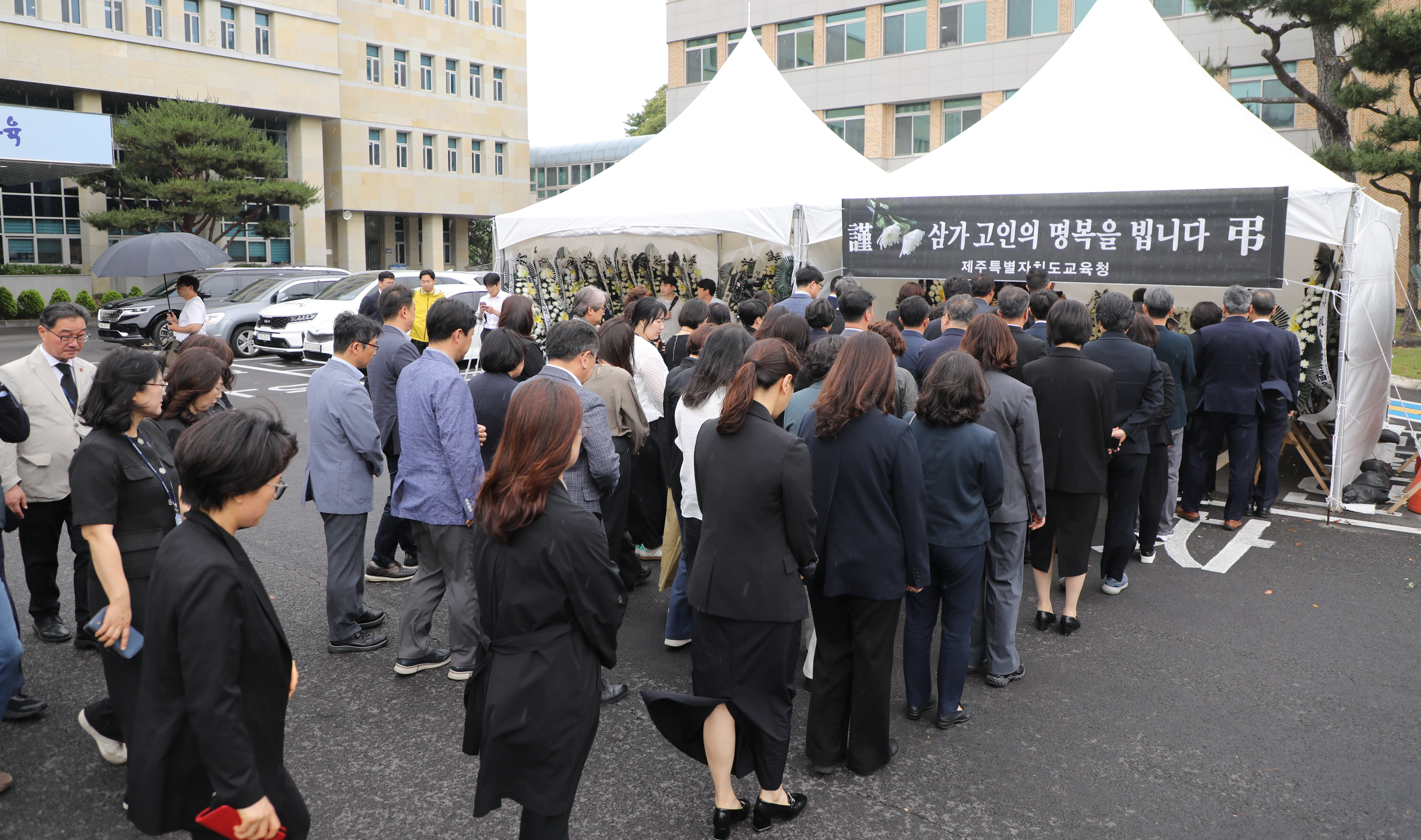 제주교육청, 극단적 선택한 교사 분향소 마련…추모 행렬 잇따라