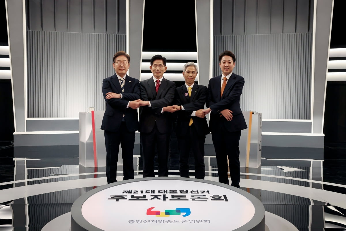 토토사이트 통장 묶는법 더불어민주당(왼쪽부터), 김문수 국민의힘, 이준석 개혁신당, 권영국 민주노동당 대통령 후보가 23일 서울 영등포구 KBS본관 스튜디오에서 중앙선거방송토론위원회 주관 제21대 대통령선거 2차 후보자 토론회 시작에 앞서 기념 촬영을 하고 있다./사진=뉴스1