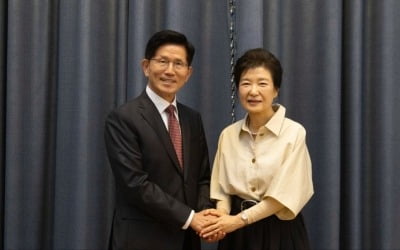박근혜, 김문수 만나 "섭섭한 일 있더라도 내려놔야"