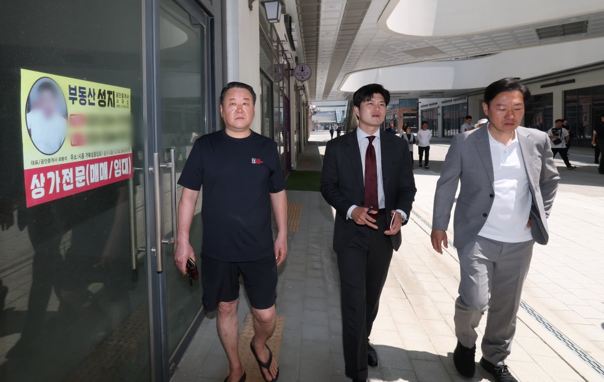 김용태 국민의힘 비상대책위원장이 26일 오전 경기 시흥시 정왕동 웨이브파크 인근 상가들을 둘러보고 있다./ 사진=뉴스1