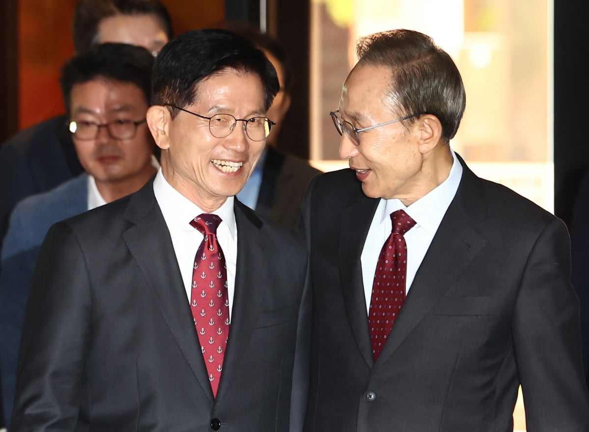 김문수 국민의힘 대통령 파주 토토사이트와 이명박 전 대통령이 27일 서울 여의도의 한 호텔에서 회동하고 있다./ 사진=뉴스1
