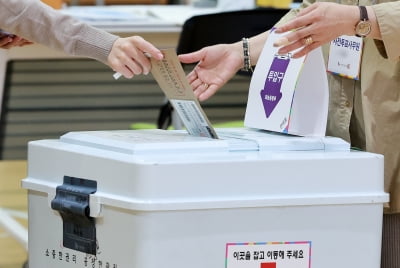 "지문 왜 찍냐, 부정선거 아니냐"…투표소서 소란 피운 50대