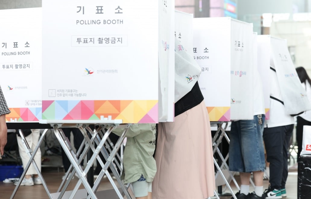 21대 대선 사전투표 이틀째<br>3시 기준 투표율 29.97%